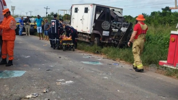 Colisão entre caminhões deixa motorista ferido na BR-364 em Ariquemes