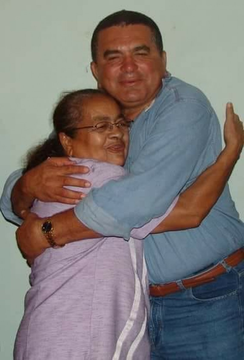 Ernandes Amorim Com Mãe D. Lindaura Amorim, 89 anos (Foto: Reprodução)