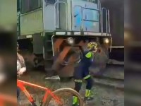 Ciclista atingida por trem ao posar para selfie diz que não avaliou a proximidade com trilhos-VÍDEO - Foto: Reprodução rede social
