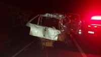 Motorista morre ao ser jogado para fora de carro após colidir contra carreta de milho na BR-364 - Foto: PRF/Divulgação