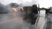Carreta de álcool explode após tombar na BR-364, em Ariquemes - Foto: Rinaldo do Balanço Notícias