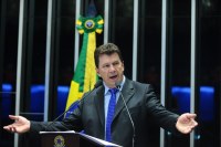 Ivo Cassol parabeniza deputados pela aprovação do uso da fosfoetanolamina em pacientes com câncer - Foto: Marcos Oliveira/Agência Senado