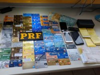 Estelionatários são presos pela PRF com 72 cartões de crédito - Foto: PRF/Divulgação
