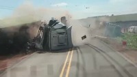 Motorista filma acidente entre duas carretas na BR-364 em Pedra Preta; assista o vídeo - Foto: Divulgação