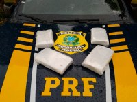 Passageira de ônibus é presa na Br 364 com 4 kg de cocaína - Foto: PRF/Divulgação