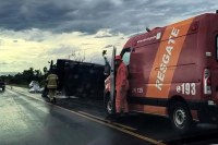 Grave acidente na Br 364, carreta tomba e motorista fica preso às ferragens - Foto: Wilmer Garcia