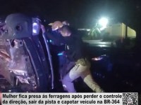 Mulher fica presa ás ferragens após perder o controle da direção, sair da pista e capotar - VÍDEO - Foto: Reprodução