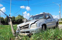 Condutor perde freio de camionete e colide em poste na Avenida Machadinho em Ariquemes - Foto: Reprodução
