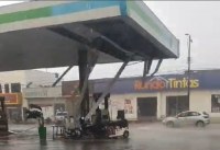 Forte chuva destrói parte de forro de posto de combustível - Foto: Divulgação