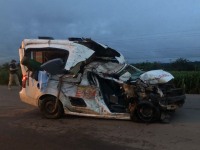 Ambulância capota ao bater de frente com ônibus e enfermeira morre na BR-364 próximo de Ariquemes - Foto: PRF/Divulgação