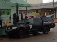 Polícia isola área para desarmar explosivo em banco nesta quinta-feira - Foto: (Foto: Hosana Morais/G1)