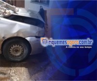 Carro fica parcialmente destruído após colidir na traseira de caminhão na Av. JK em Ariquemes - Foto: Reprodução