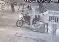 Homens 'arrastando' e transportando corpo dentro de saco em Ji-Paraná, RO - Foto: Reprodução