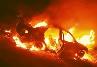 DESTRUÍDO: Carro usado por criminosos em troca de tiros com policial penal é incendiado - Foto: Ilustrativa