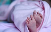 Bebê de 6 meses morre após mãe pegar no sono enquanto o amamentava - Foto: Reprodução