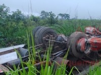 Caminhão Baú fica destruído após capotar na BR-364 em Ariquemes - Foto: Reprodução
