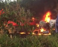 Bombeiros trabalham com possibilidade de três vítimas carbonizadas em acidente com caminhão Br-364 - Foto: Reprodução Whatsapp