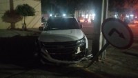 Condutor perde o controle de caminhonete e atinge dois carros e um poste na Av. Canaã em Ariquemes - Foto: Divulgação Wats