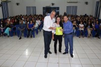 Adelino Follador entrega certificados aos quase 200 participantes do curso de oratória e comunicação - Foto: Assessoria