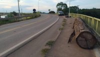 Tora cai de caminhão na Br e atinge mãe e filha - Foto: Reprodução/Divulgação