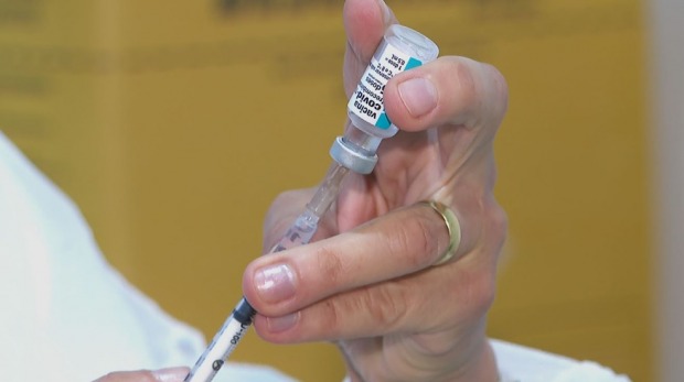Vacina contra a Covid-19 sendo preparada para aplicação (Foto: Reprodução/EPTV)