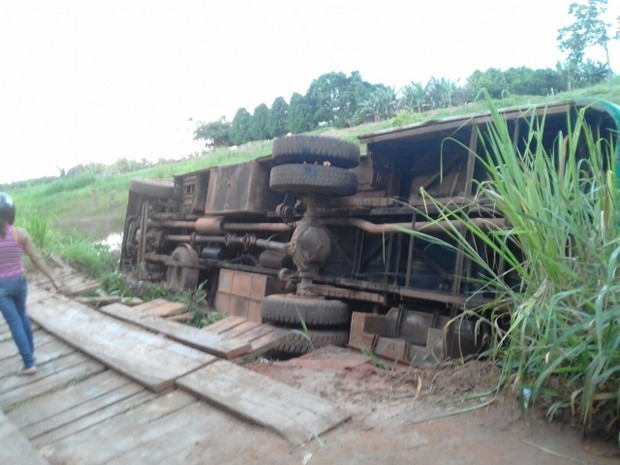 Ônibus caiu de ponte com alunos e professora dentro; ninguém ficou ferido gravemente (Foto: Whatsapp/Reprodução) (Foto: Reprodução)