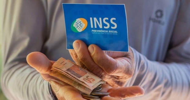 INSS começa a pagar 13º antecipado a quem recebe acima do mínimo