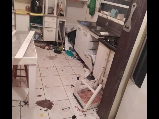AMANHECIDO: Filho ataca pai, mãe e quebra tudo em casa após passar madrugada usando droga