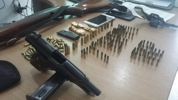 Armas apreendidas em Ariquemes (Foto: Amaral Seixas/ AlertaNoticias)