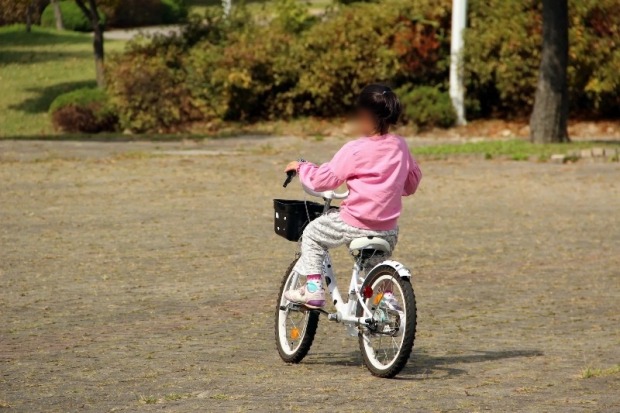 Criança de 5 anos abusada e espancada foi capturada na rua quando seguia de bicicleta - VÍDEO