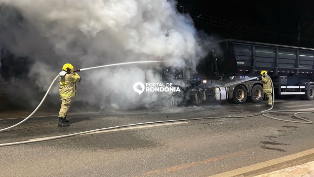 Carreta pega fogo na BR-364 na noite desta quinta-feira