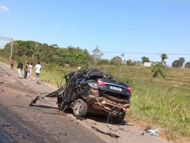 Motorista morre após batida de frente com carreta na BR-364 - VÍDEO