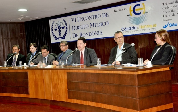 Autoridades compõem a mesa de abertura do VI Encontro de Direito Médico (Foto: Reprodução)