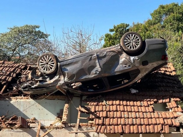 Carro que capotou e foi parar no telhado é retirado após 46 horas do acidente