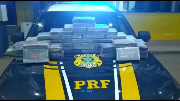 Droga estava em um carro de passeio. Flagrante foi feito pela Polícia Rodoviária Federal (PRF). (Foto: Divulgação)