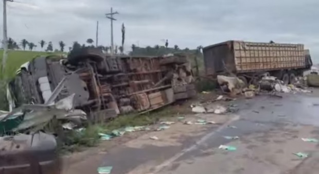 Colisão entre caminhões e carro na BR-364 deixa um m01rto e três feridos