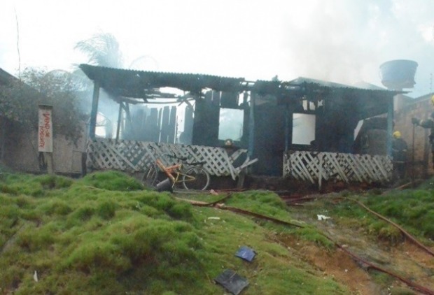 Casa do casal também ficou destruída após ataque (Foto: TBN notícias/Reprodução)