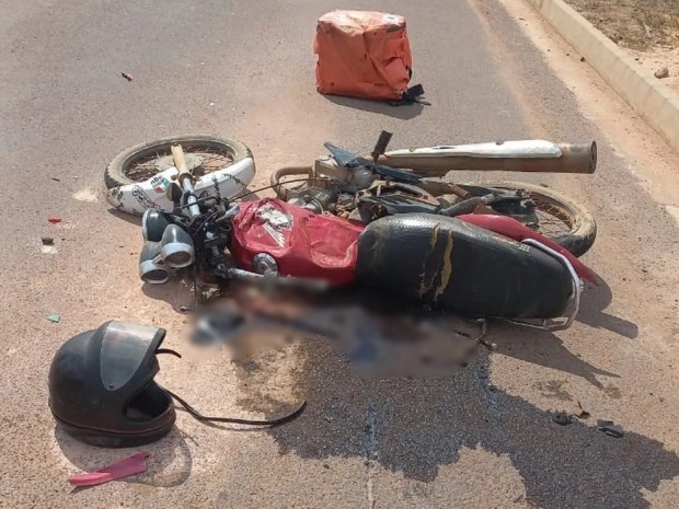 Jovem motociclista morre após batida com caminhão em Vilhena (Foto: Reprodução redes sociais)