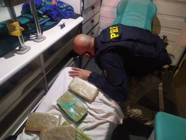 Droga em ambulância foi encontrada durante abordagem na BR-262, na Grande BH (Foto: Divulgação)