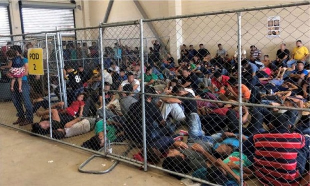 Imigrantes ficam confinados em pequenos espaços, todos aglomerados (Foto: Divulgação)