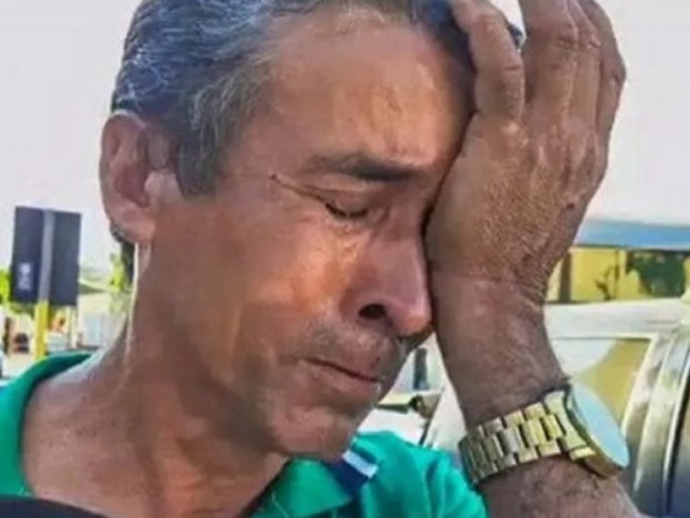 Em Brasiléia, homem chora após filho matar o irmão com golpe de foice que quase o degolou (Foto: Reprodução)