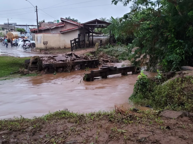 Enchente em Ouro Preto (RO): ponte foi destruída na rua Sete de Setembro, bairro Jardim Tropical (Foto: Rauã Araújo/Rede Amazônica)