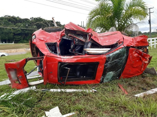 Carro ficou destruído após capotamento na BR-364 em Porto Velho (Foto: Maríndia Moura/Rede Amazônica)