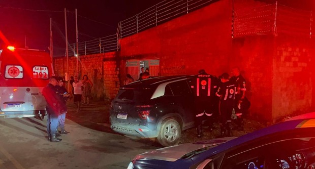 Homem é morto a tiros dentro de carro no bairro Lagoa Uma equipe do Samu constatou o óbito (Foto: Reprodução)