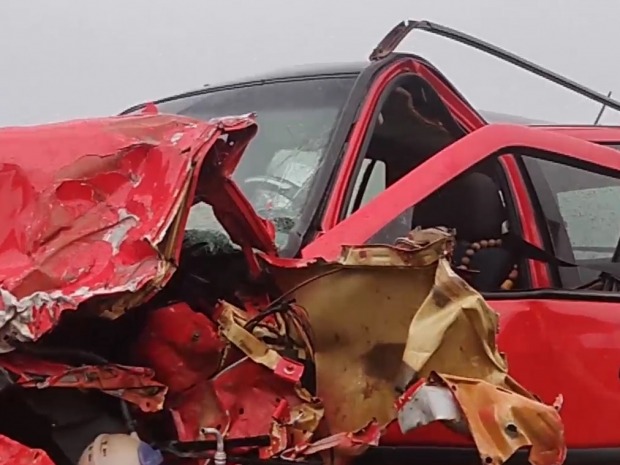 Vídeo: Carro fica destruído após ser atingido por caminhão na BR 364