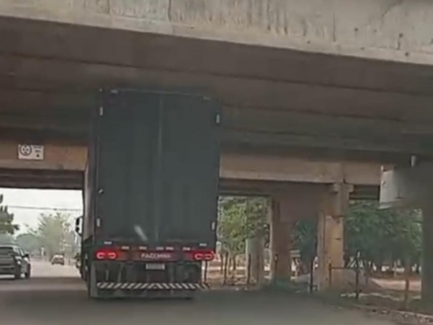 Carreta Fica Presa ao tentar Passar sob a Ponte do Rio Jaru - VÍDEO