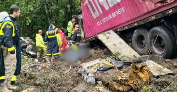 Carreta container tomba sobre van e mata nove pessoas de equipe de remo na BR-376 no Paraná (Foto: Corpo de Bombeiros)