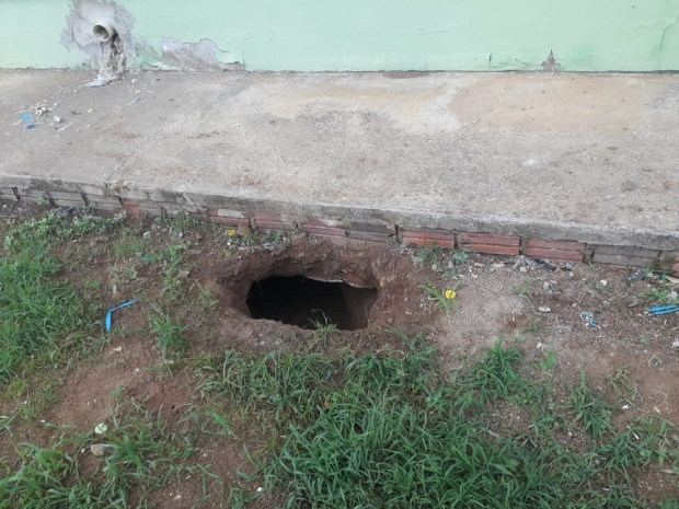 Túnel por onde presos fugiram em Ariquemes, RO (Foto: WhatsApp/Reprodução)