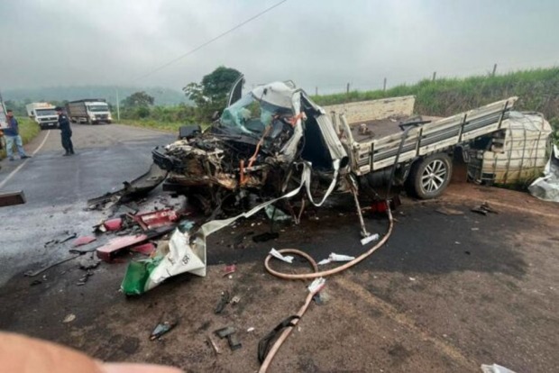 Acidente na rodovia BR 364 deixa motorista preso às ferragens após colisão com carreta