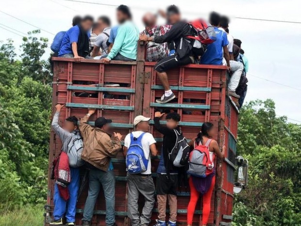 Quase 50 imigrantes morrem asfixiados dentro de caminhão tentando entrar ilegalmente nos EUA